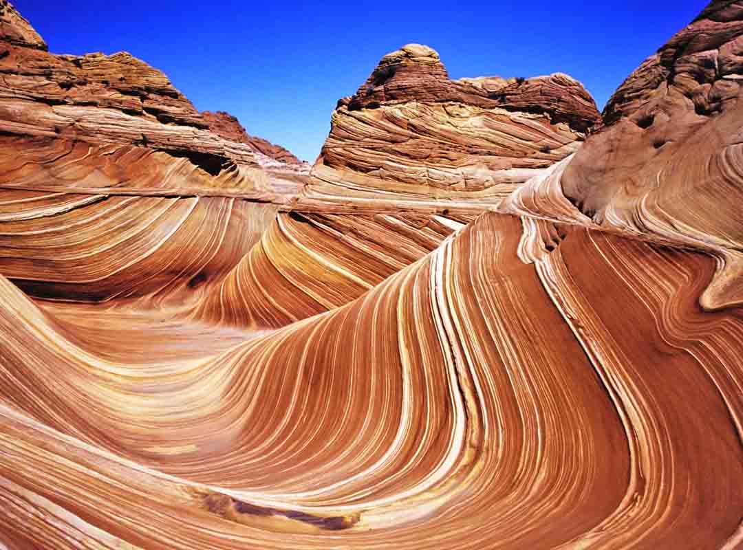 The Wave, EUA: É uma formação rochosa de arenito ondulada, localizada no Monumento Nacional Vermilion Cliffs, no norte do Arizona. É tão preservado que apenas 20 pessoas por dia são autorizadas a caminhar na área e as licenças devem ser obtidas através de um sistema de loteria online. Reprodução: Flipar