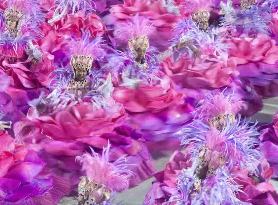 Aos poucos as celebrações exclusivas do povo negro foram sendo desvinculadas das cerimônias do catolicismo e mudadas para o período do carnaval. Surgiram, então, os cordões cariocas, cheios de brasilidade e os ranchos, que eram cortejos que influenciaram as futuras escolas de samba nascidas nos morros e subúrbios do Rio. Reprodução: Flipar