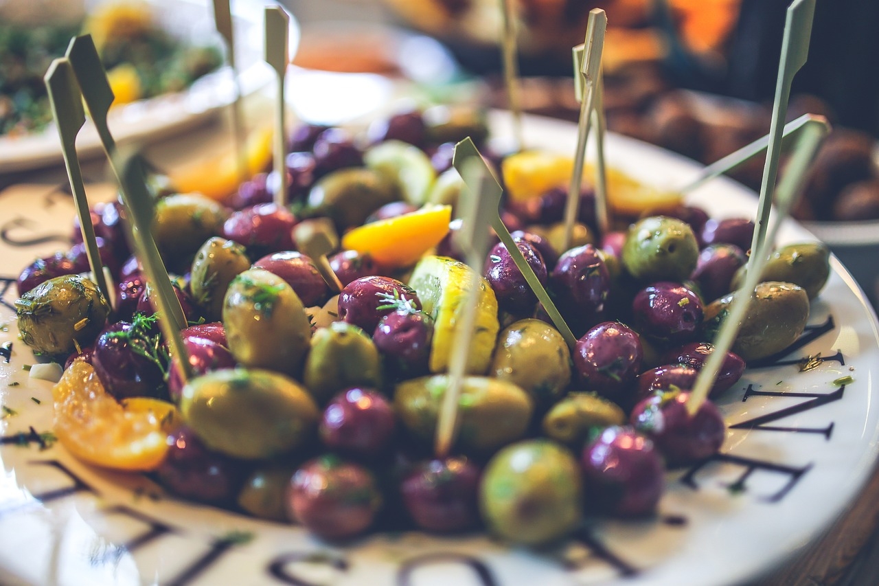 As azeitonas e o azeite de oliva geram, também, benefícios à saúde. São ricos em antioxidantes, especialmente polifenóis e vitamina E, que ajudam a combater o estresse oxidativo e a reduzir a inflamação. Reprodução: Flipar