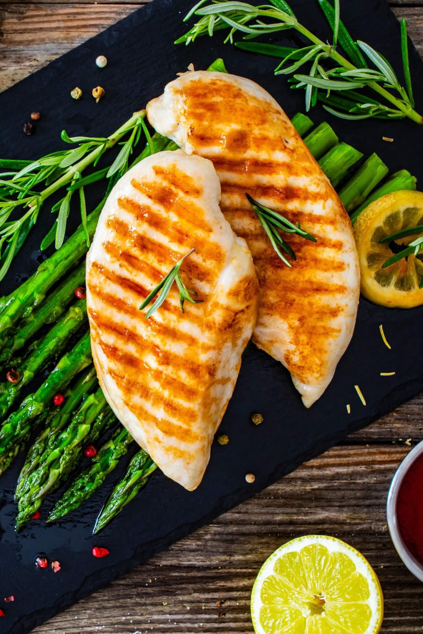 1. Frango  O frango é rico em proteínas de alta qualidade e possui aminoácidos essenciais, fundamentais para a construção muscular. Além disso, contém nutrientes como vitamina B6, importante para o metabolismo, e selênio, um antioxidante que pode ajudar a reduzir a inflamação pós-exercício. Reprodução: EdiCase