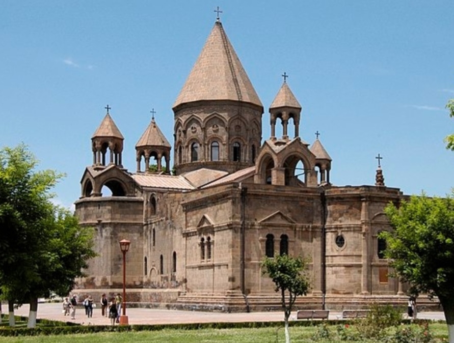 A catedral de Echemiazim, na cidade de Valarsapate, na Armênia, é considerada a mais antiga do mundo. Foi construída em 1011 onde havia originalmente uma igreja erguida no ano 303 pelo santo protetor do país, Gregório, o Iluminador. Reprodução: Flipar