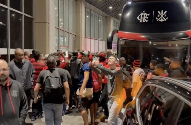 Após a queda na Libertadores, uma grande confusão foi formada pela torcida rubro-negra na chegada do elenco ao Rio de Janeiro. Foto: Reprodução / twitter @marquinhosRJ21