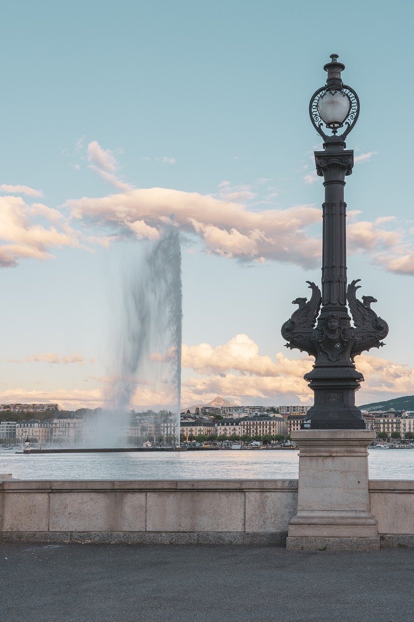 Apenas em dois casos, as bombas são desligadas. Em caso de vento forte, o Jet d’eau é paralisado assim que as primeiras gotas atinjam os barcos ou os cais. Além de quando as temperaturas chegam perto de 0 °C, para que os cais não fiquem molhados ou se transforme em uma pista de gelo. Reprodução: Flipar