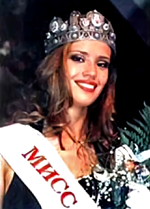 Anna Malova (2010) - A Miss Rússia perdeu o título após ser presa por falsificar receitas de analgésicos para seu próprio uso. Ela também havia roubado artigos de lojas.  Reprodução: Flipar