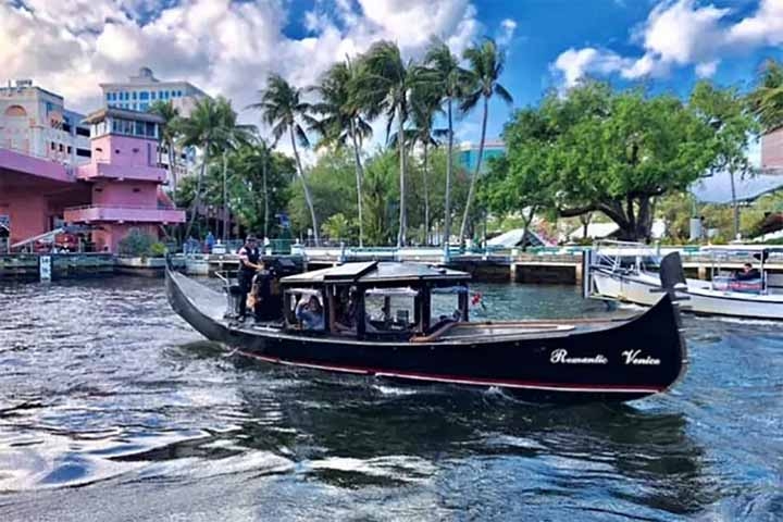 Para fazer jus à fama de “Veneza Americana”, no canal de New River há a presença de gôndolas com seus clássicos gondoleiros, como na cidade italiana.

 Reprodução: Flipar