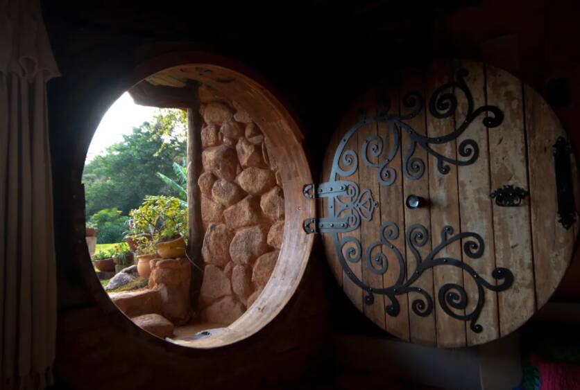 Porta pode ser mantida aberta para que turista aproveite integração do interior da casa com a natureza. Foto: Airbnb/reprodução