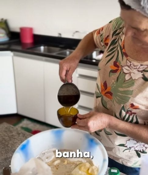 - 1/2 xícara (chá) de banha derretida e 1 frasco de baunilha Reprodução: Flipar