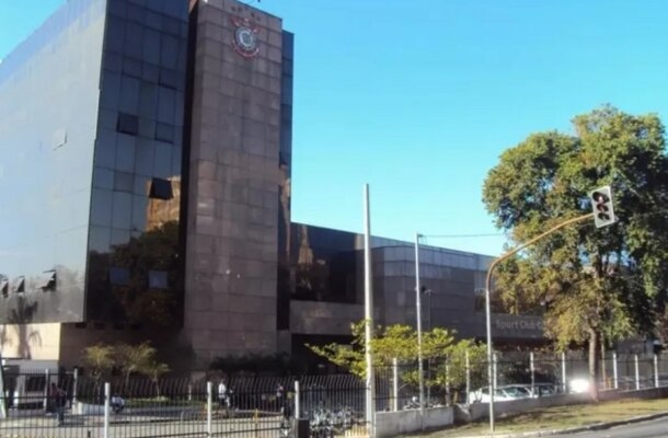 Dualib contratou oito técnicos em seu segundo mandato, entre 1998 e 2003. No terceiro mandato, Dualib contratou sete técnicos, entre 2003 e 2006. Já no primeiro mandato o número foi menor: cinco técnicos entre 2006 e 2007. Foto:  Rodrigo Coca/Ag. Corinthians