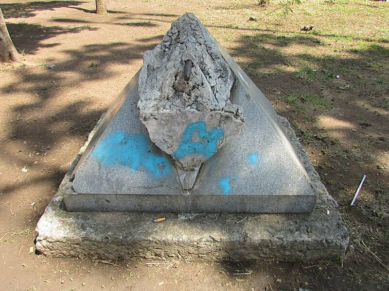Monumento que homenageia a Fundação do São Paulo Futebol Clube foi destruído, sobrando apenas um pedaço de cimento no local. Foto: Wikimedia Commons