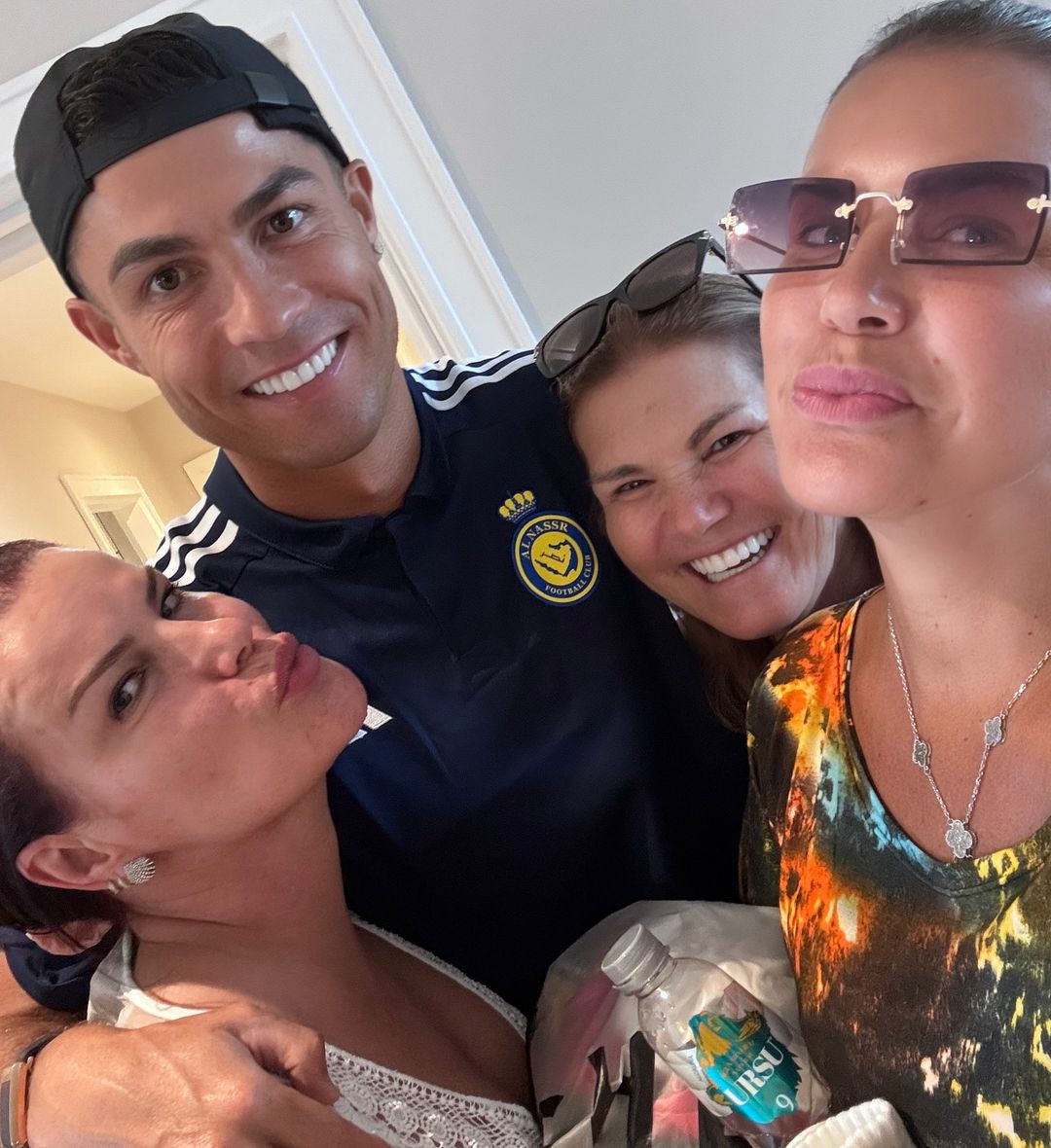 Katia Aveiro ao lado de Cristiano Ronaldo, da mãe, Maria Dolores e da irmã, Elma Reprodução/Instagram