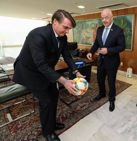 Presidente Bolsonaro recebeu o presidente da Fifa, Gianni Infantino, em Brasília para discutirem sobre futebol. Foto: Ansa