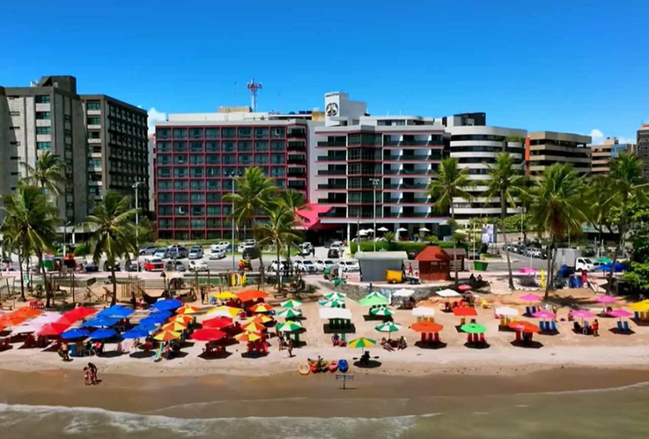 Maceió é conhecida mundialmente por suas praias deslumbrantes, que são verdadeiros cartões-postais. A cidade é banhada por águas quentes e cristalinas, ideais para o lazer e para a prática de esportes aquáticos. Reprodução: Flipar