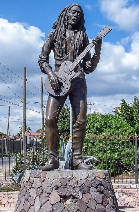 Bob Marle: Maior nome do reggae, falecido em 1981, Bob Marley tem duas estátuas em Kingston, na Jamaica. Uma delas é essa de bronze com ele tocando sua guitarra. Reprodução: Flipar