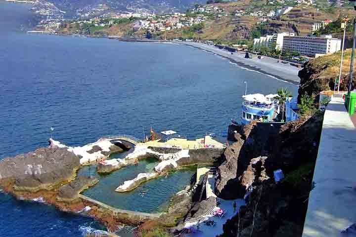 É uma excelente opção para quem quer relaxar à beira-mar, com boa infraestrutura de bares, restaurantes e atividades como o surf. Suas águas cristalinas e a vista para o oceano fazem dela um excelente local para fotos, especialmente durante o pôr do sol. Reprodução: Flipar