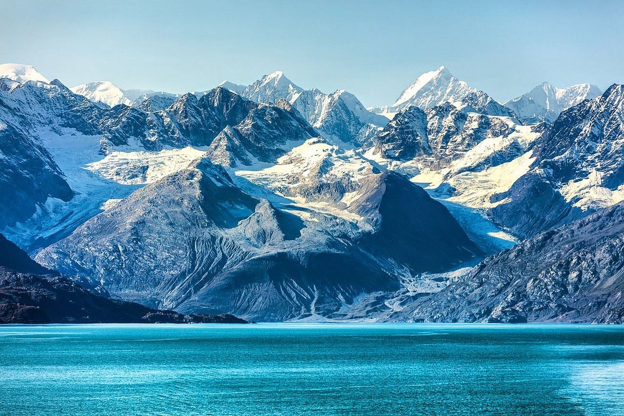 Alasca recebe muitos turistas, especialmente durante o verão. A beleza natural da região, com suas paisagens de montanhas, glaciares, fiordes e vida selvagem diversificada, atrai visitantes de todo o mundo Reprodução: Flipar