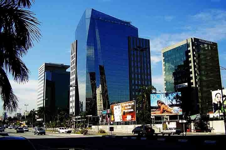 A região se destaca por reunir muitos escritórios, centros comerciais, shoppings e restaurantes modernos. O valor alto dos imóveis é resultado da boa infraestrutura do bairro, que garante praticidade no dia a dia. Reprodução: Flipar