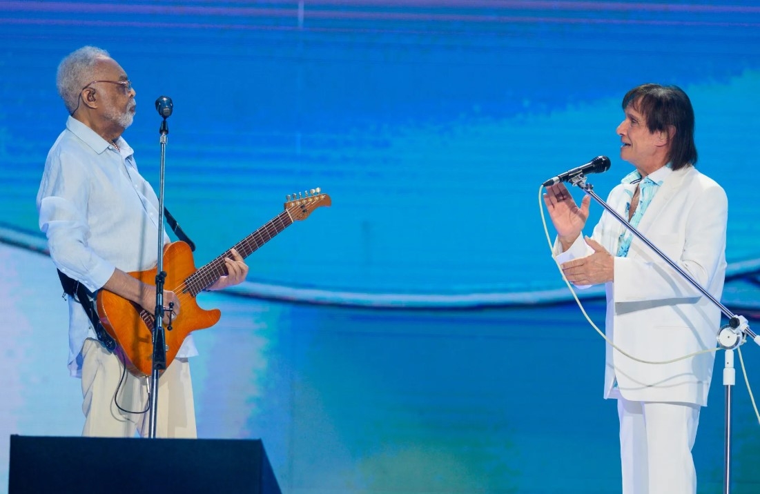 No palco do especial, Roberto Carlos recebeu como convidados os cantores Gilberto Gil, Zeca Pagodinho, Frejat, Paulo Ricardo e a dupla Chitãozinho e Xororó. O baterista João Barone, da banda Os Paralamas do Sucesso, e as atrizes Letícia Colin, Sophie Charlotte e Dira Paes também irão aparecer na atração na noite de sexta-feira. 
 Reprodução: Flipar