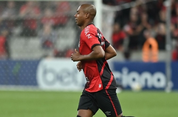 FERNANDINHO - A qualidade de sempre nos passes e na marcação. Cansou no segundo tempo e saiu para dar vaga à Hugo Moura. NOTA 7,0 - Foto: Gustavo Oliveira/athletico.com.br