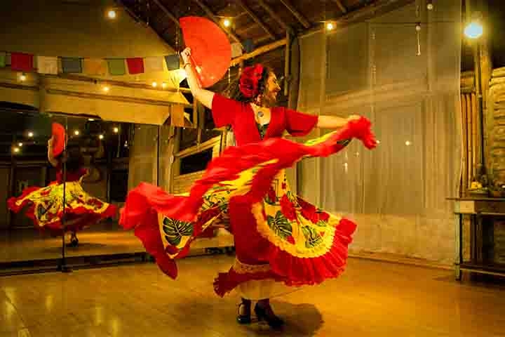 Ele é usado tanto como item prático para se refrescar do calor quanto como elemento cultural em danças tradicionais (Flamenca) e cerimônias formais.  Reprodução: Flipar