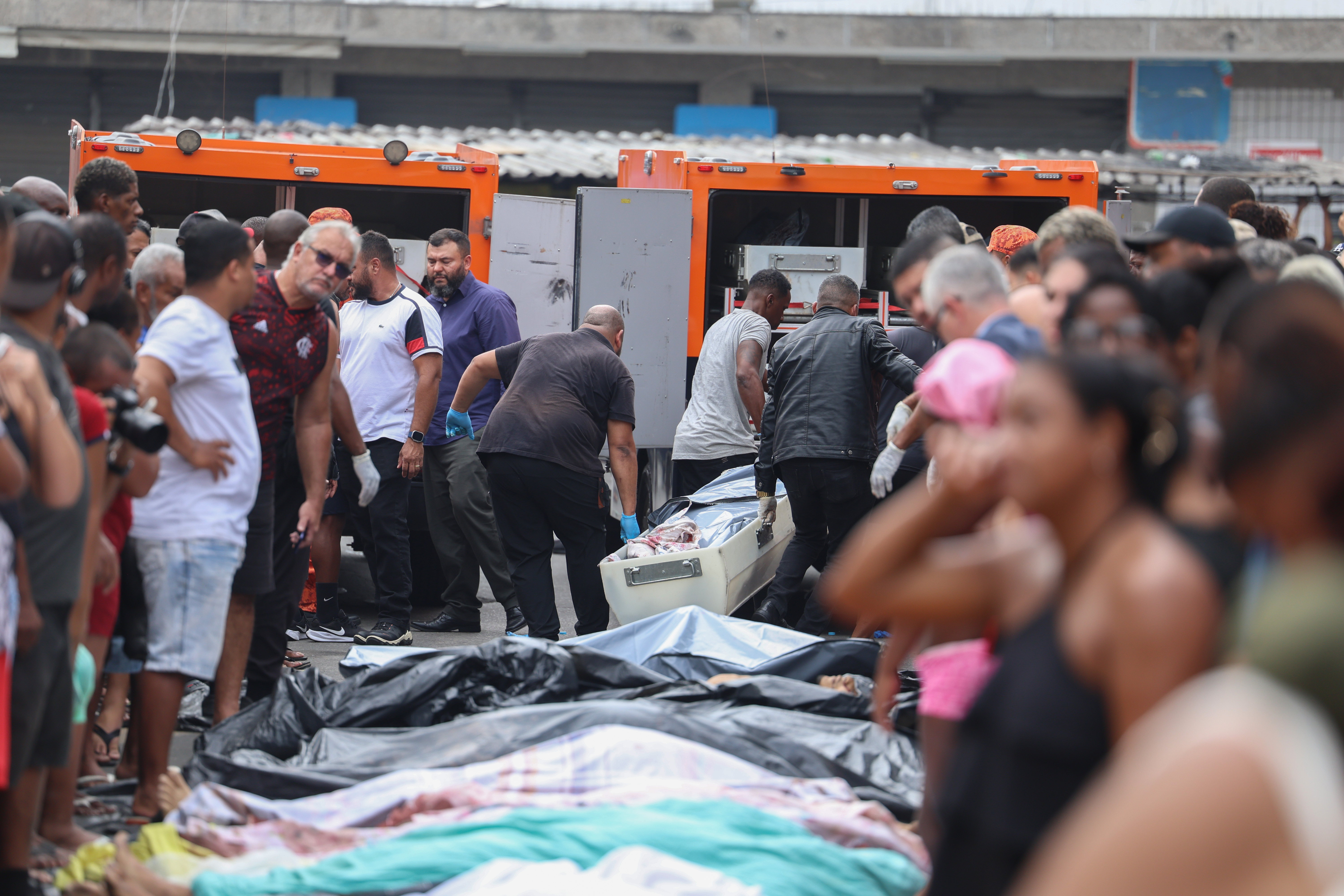 Corpos recolhidos Foto: Tomaz Silva /Agência Brasil