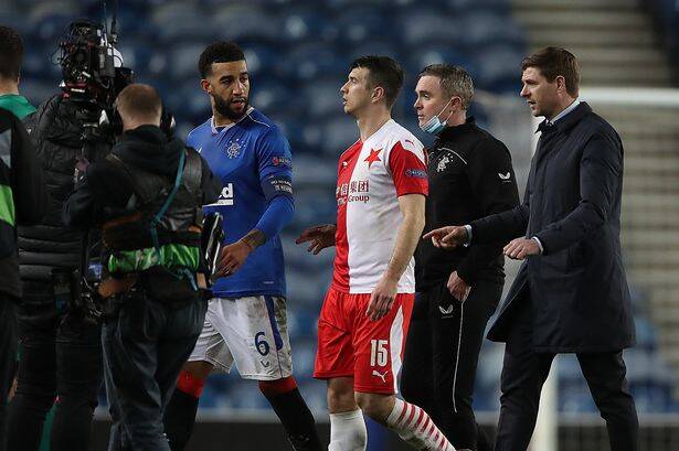 Uefa suspende zagueiro do Slavia Praga por 10 jogos após racismo contra  meia do Rangers - Jornal O Globo