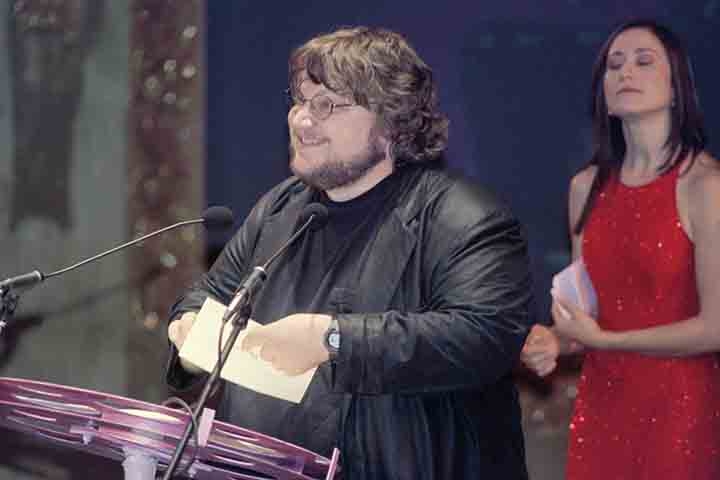 Sua atuação nos bastidores também se estende a projetos como “Mama”, de 2013, dirigido por Andy Muschietti, e “O Conto dos Contos”, de Matteo Garrone, ambos marcados por atmosferas góticas e pela presença constante da fábula como forma de explorar o medo e a inocência.
 Reprodução: Flipar