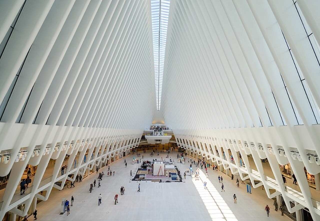 World Trade Center Transportation Hub: hub de transporte que conecta várias linhas de metrô e trens, além de lojas e restaurantes. Reprodução: Flipar