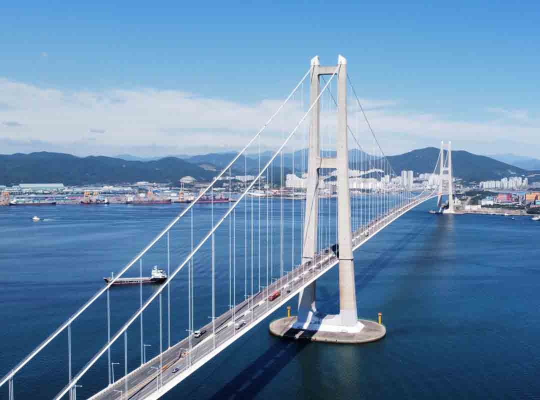 Yi Sun-sin, Coreia do Sul: Inaugurada em 2012, essa ponte incrível fica localizada na costa sul da Coreia do Sul, conectando as cidades de Yeosu e Myodo-dong. É a oitava ponte suspensa mais longa do mundo no que diz respeito ao vão principal, com incríveis 1.545 metros!
 Reprodução: Flipar