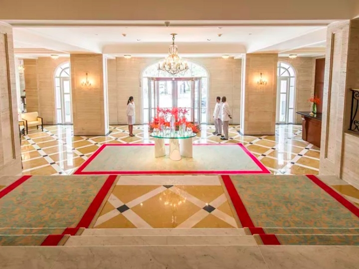 Algumas das marcas registradas do Copacabana Palace são sua elegância e sofisticação, presentes desde o lobby de entrada do hotel. Reprodução: Flipar
