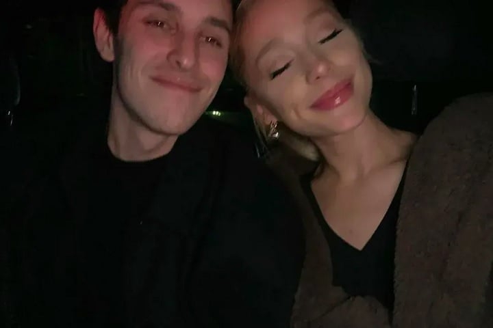 Em sua vida pessoal, Ariana já esteve no centro de atenções por seus relacionamentos, incluindo um breve noivado com o comediante Pete Davidson e seu casamento com o agente imobiliário Dalton Gomez (foto), de quem se separou em 2023. Reprodução: Flipar