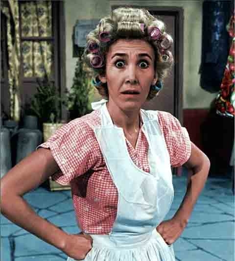 Florinda Meza, a Dona Florinda e Pópis - Casada oficialmente com Roberto Bolaños de 2024 até 2014, quando o ator morreu, ela ficou famosa pela dona de casa que cercava o filho Quico de mimos e se derretia pelo Professor Girafales. 
 Reprodução: Flipar