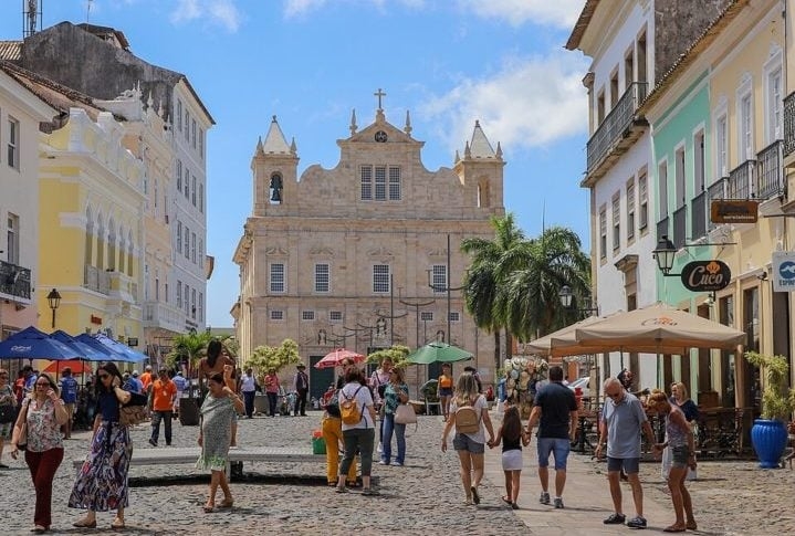 Além do Carnaval, o Pelourinho é palco de diversos eventos culturais ao longo do ano, como festivais de música, dança e teatro. Reprodução: Flipar