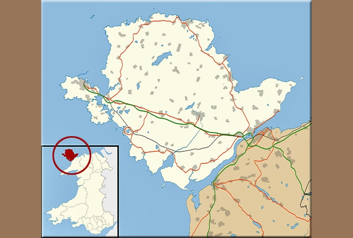 Anglesey, onde está Llanfairpwllgwyngyllgogerychwyrndrobwllllantysiliogogogoch, fica na parte de cima, separado do continente. Reprodução: Flipar