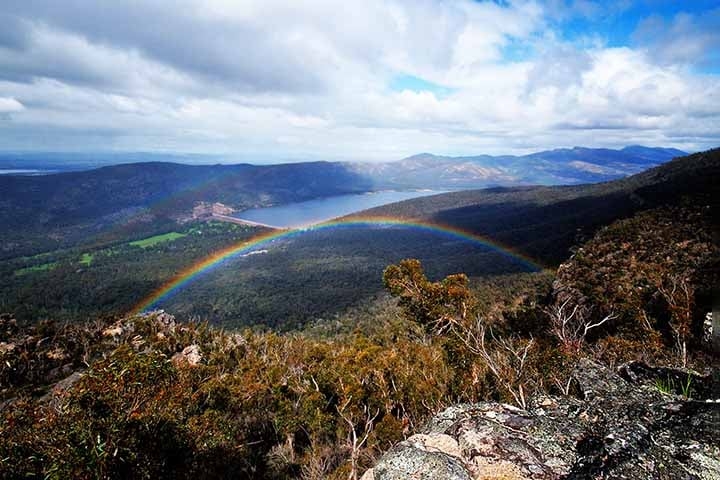 Montanhas dos Grampians - Cidade: Halls Gap, Victoria (Austrália) - A combinação de chuvas montanhosas e paisagens ensolaradas faz com que os arco-íris sejam visíveis com regularidade. As variações de relevo também aumentam a incidência de arco-íris duplos.
 Reprodução: Flipar