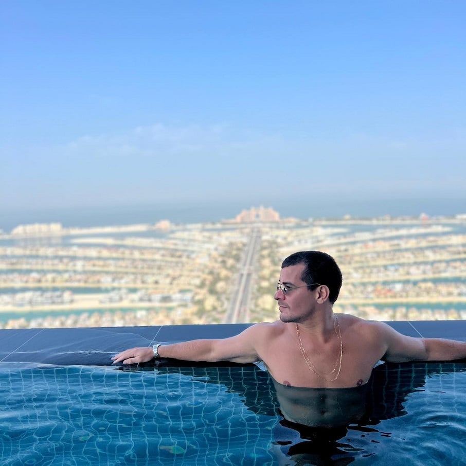 O ator Thiago Martins na Aura Skypool, em Dubai. Foto: Reprodução/Instagram 28.03.2023