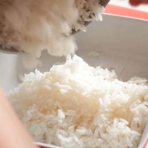 Sobras de arroz dormido podem ser transformadas em um delicioso arroz à piemontese. Para isso, basta refogar cebola e alho em uma panela, adicionar o arroz, e em seguida misturar com creme de leite, queijo parmesão e ervilhas. Reprodução: Flipar