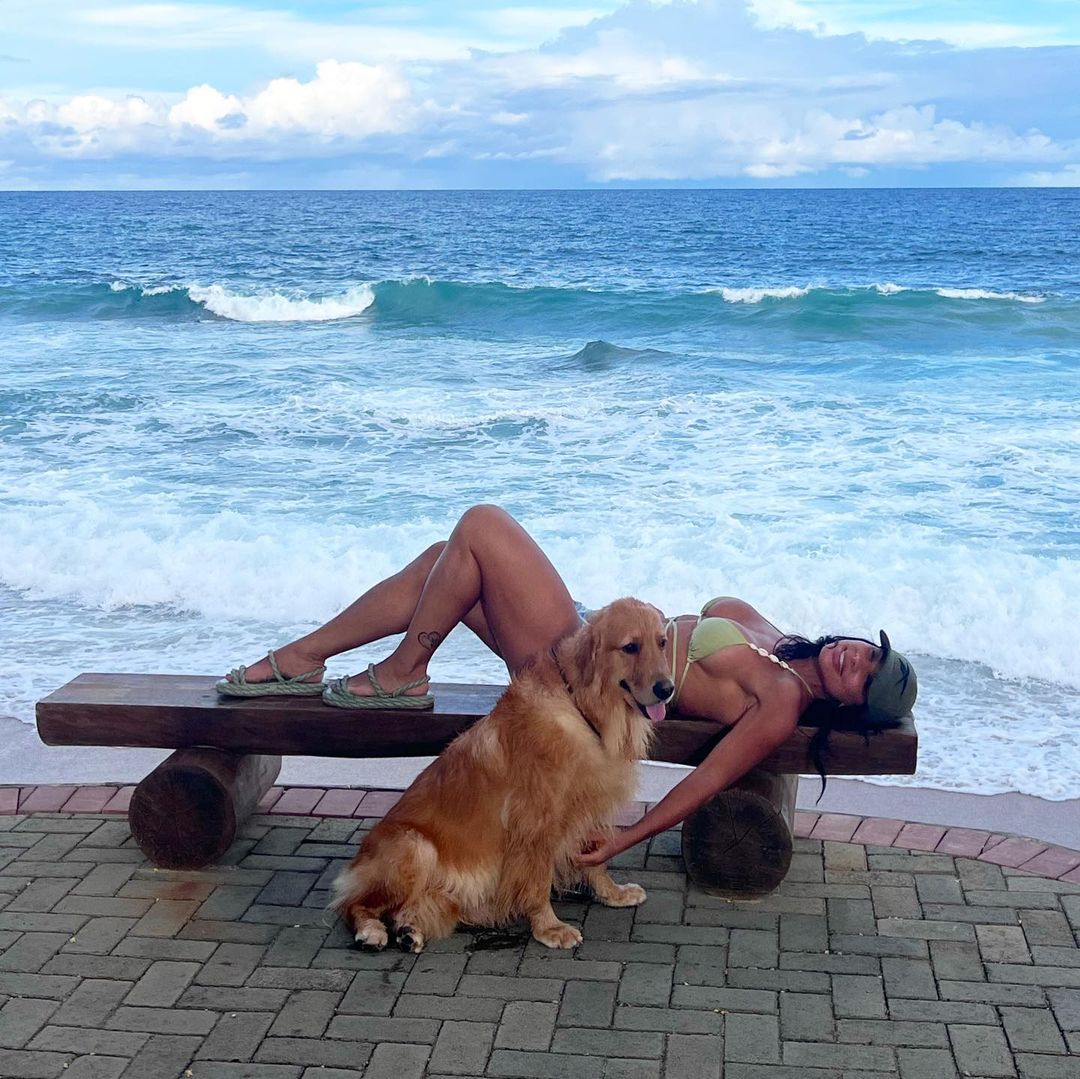 Scheila Carvalho faz passeio em praia com cachorra de estimação. Foto: Reprodução/Instagram