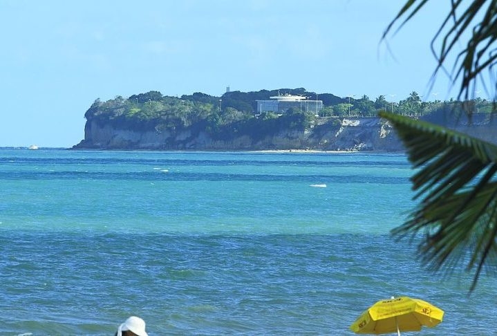 Ponta do Seixas: Localizado no município de João Pessoa, capital do estado da Paraíba, a Ponta do Seixas é uma estreita faixa de praia de areia branca, cercada por falésias rochosas. Reprodução: Flipar