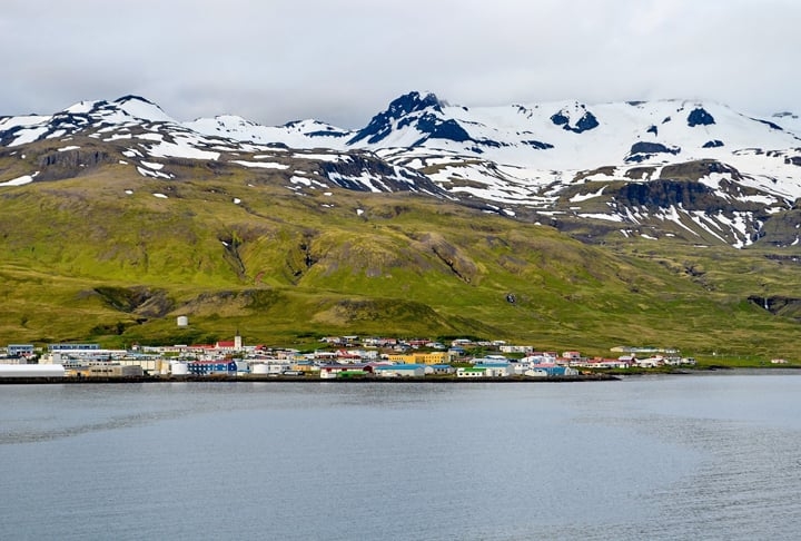 Spitsbergen (Noruega): É a maior e a única ilha habitada do arquipélago de Svalbard, situado no Ártico norueguês. O lugar conta com paisagens deslumbrantes, incluindo fiordes, geleiras, montanhas e uma vasta vida selvagem, como ursos polares, renas e aves marinhas.  Reprodução: Flipar