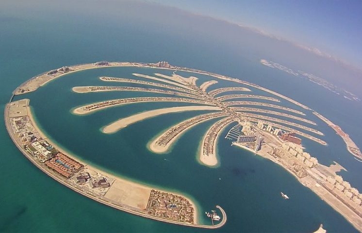 A construção exigiu a dragagem de quase 100 milhões de m³ de areia marinha e rocha.  Reprodução: Flipar