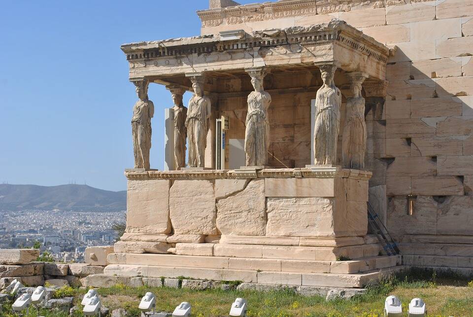 Colunas em forma de corpos de pessoas, simbolizavam deuses e bestas. Foto: Pixabay