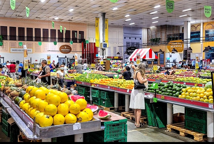 O agrião tem um sabor levemente picante e geralmente é encontrado em supermercados e feiras, podendo ser consumido cru, como em saladas, patês e sucos, ou cozido. Reprodução: Flipar