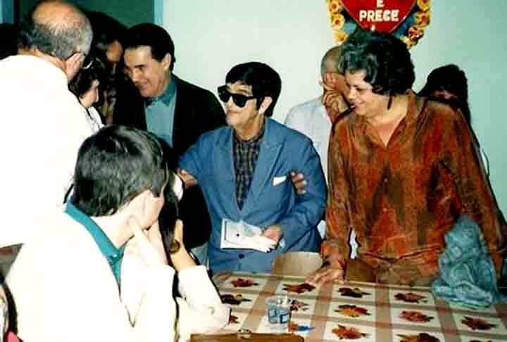 A arrecadação obtida com a venda de livros foi destinada inteiramente a trabalhos de caridade. Chico Xavier ficou muito conhecido também por suas obras assistenciais. 
 Reprodução: Flipar
