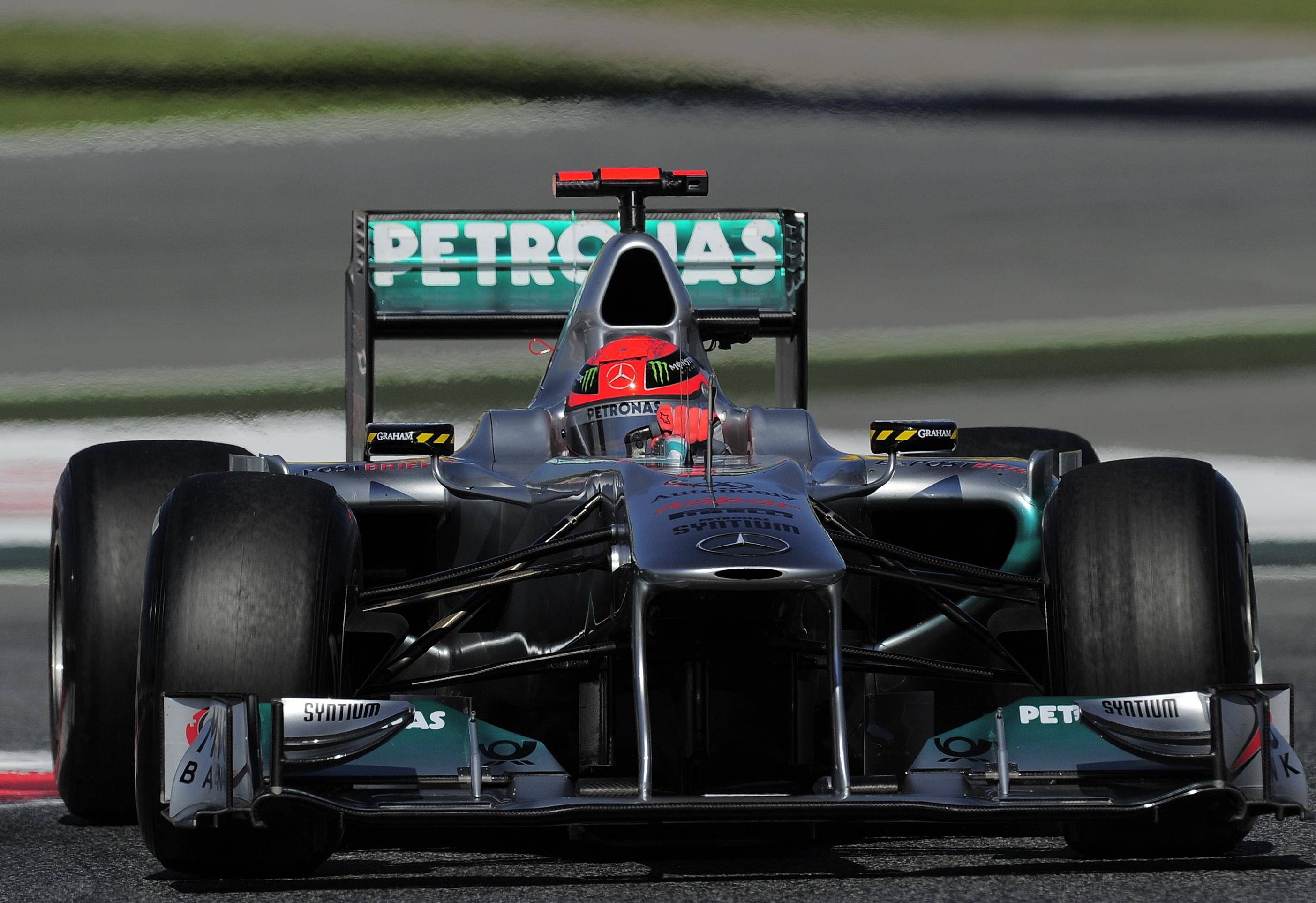 O alemão Michael Schumacher durante os treinos para o GP da Espanha. Foto: AP