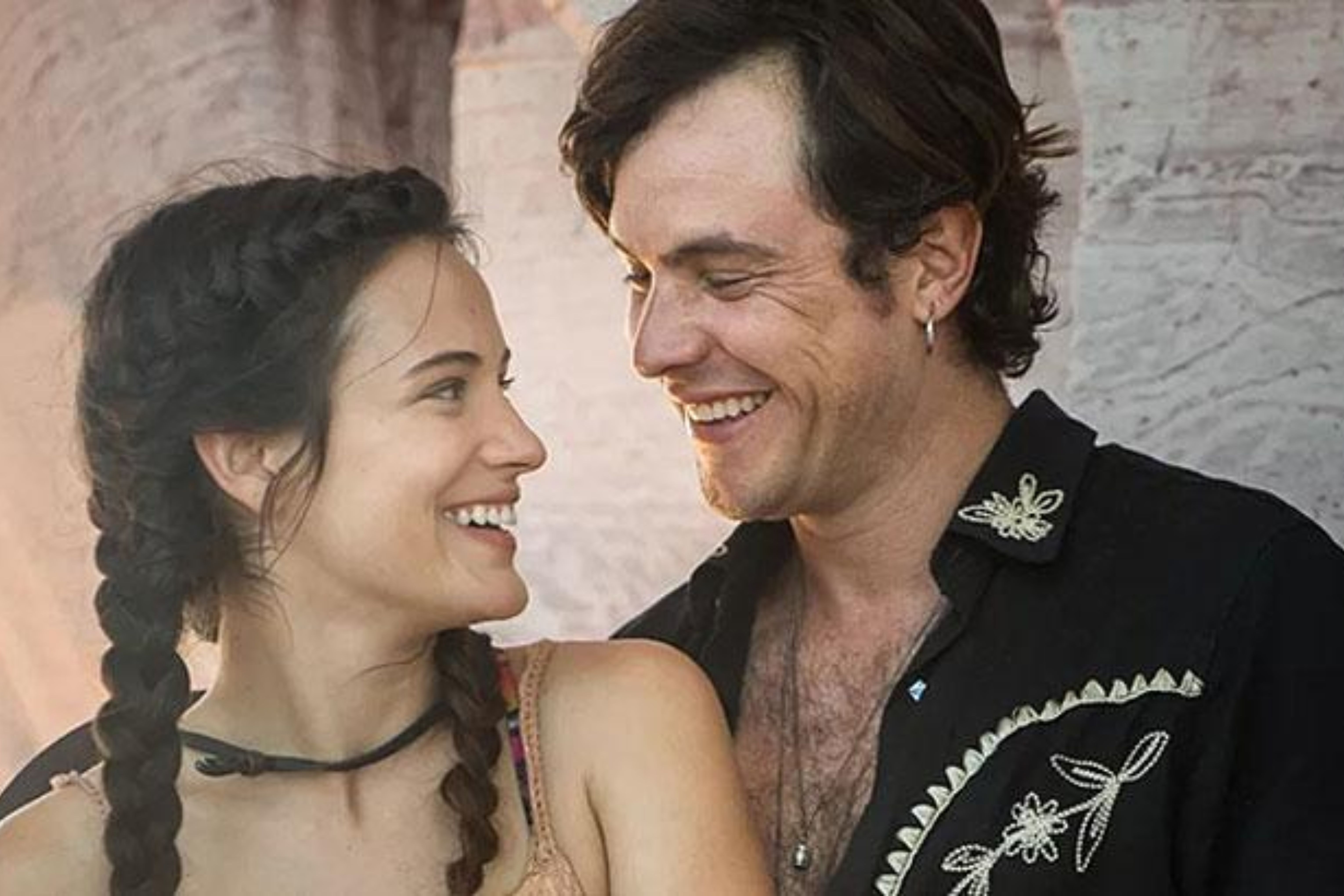 Bianca Bin e Sergio Guizé se conheceram nas gravações de "Êta Mundo Bom" (2016), mas começaram a se relacionar quando interpretaram o casal Clara e Gael em "O Outro Lado do Paraíso" (2018) TV Globo