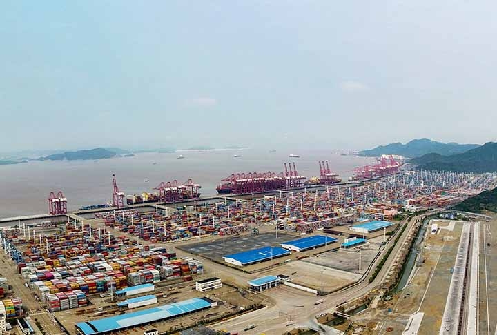 O Porto de Ningbo-Zhoushan, na China, é um dos maiores portos do mundo em termos de volume de carga. Localizado na província de Zhejiang, o porto é conhecido por sua infraestrutura de ponta e terminais especializados para contêineres, grãos e carga geral.  Reprodução: Flipar