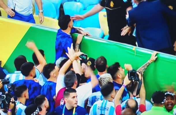 A polícia chegou batendo no lado da torcida da Argentina e os jogadores da seleção dos Hermanos correram para pedir calma - Foto: Reprodução de vídeo SporTV