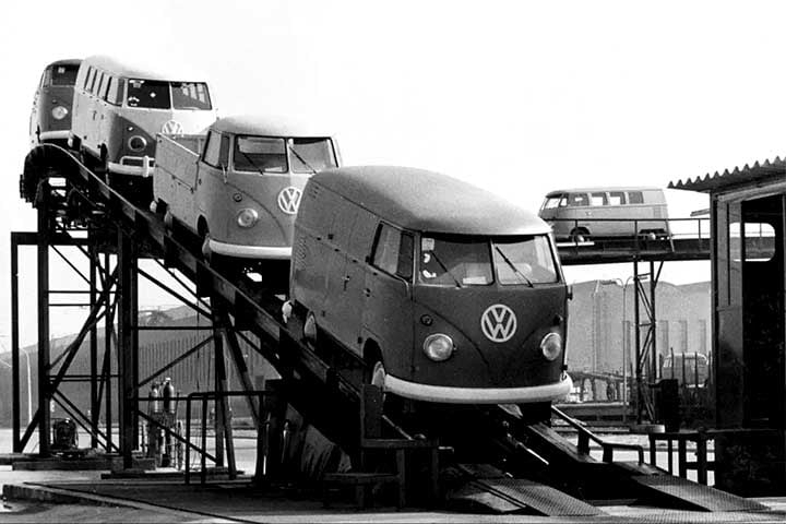 Antes mesmo disso, a Kombi já era conhecida dos brasileiros. A sua importação começou em 1950, desembarcando no Porto de Santos.
 Reprodução: Flipar