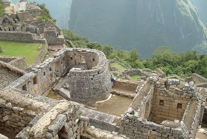 Machu Picchu possui alguns templos sagrados. O Templo do Sol é considerado um dos locais mais marcantes da cidade. Ele tem o formato de um edifício semicircular construído sobre uma rocha sólida onde uma caverna natural foi usada como túmulo real.  Reprodução: Flipar