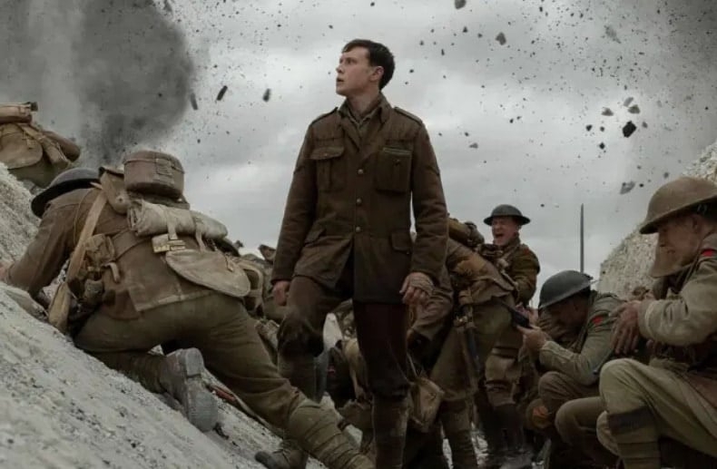 1917 (2020)
Dirigido por Sam Mendes, estrelado por George MacKay, Dean-Charles Chapman e Mark Strong.
Durante a Primeira Guerra Mundial, dois soldados recebem uma missão quase impossível: entregar uma mensagem que pode salvar centenas de vidas.  Reprodução: Flipar